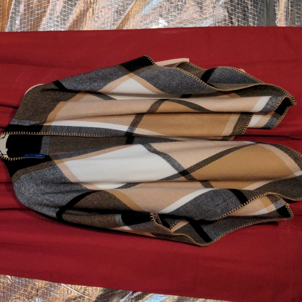 Black Cream Tan Cape